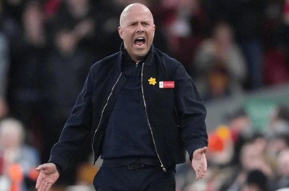 半岛体育官网-利物浦旧将彭南特质疑斯洛特换人致丢球|热刺|埃基蒂克|恩古莫哈|弗林蓬|加克波_新浪体育_新浪新闻