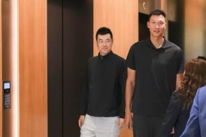 😏易建联昨天和王仕鹏一同出席活动 阿联退役后反而瘦了？