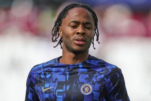 半岛体育-30岁没球踢！BBC：斯特林2年薪水共3000万，蓝军不愿付全额遣散费