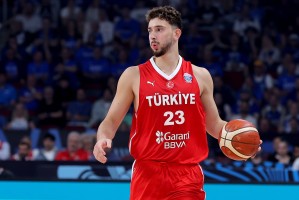 半岛体育APP-武克切维奇强调需严控申京 小组榜首对决中其表现卓越