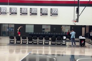 半岛体育官方网站-💪继续升级！杨瀚森在今天训练后加练了三分 手感相当不错